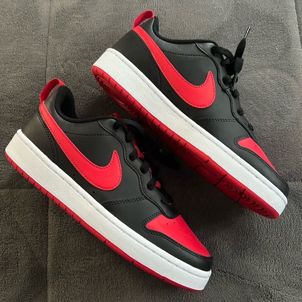 NWOT Nike Boys size 6Y awesome black and red low tops